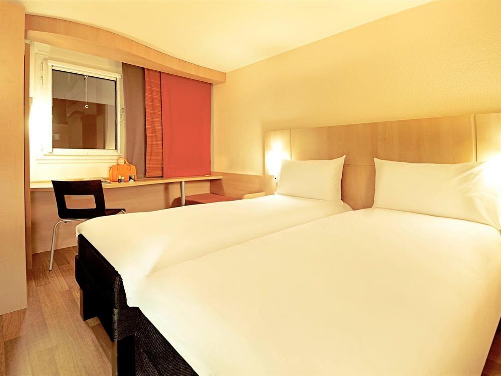 Hotel Ibis Lyon Sud Chasse Sur Rhone Esterno foto