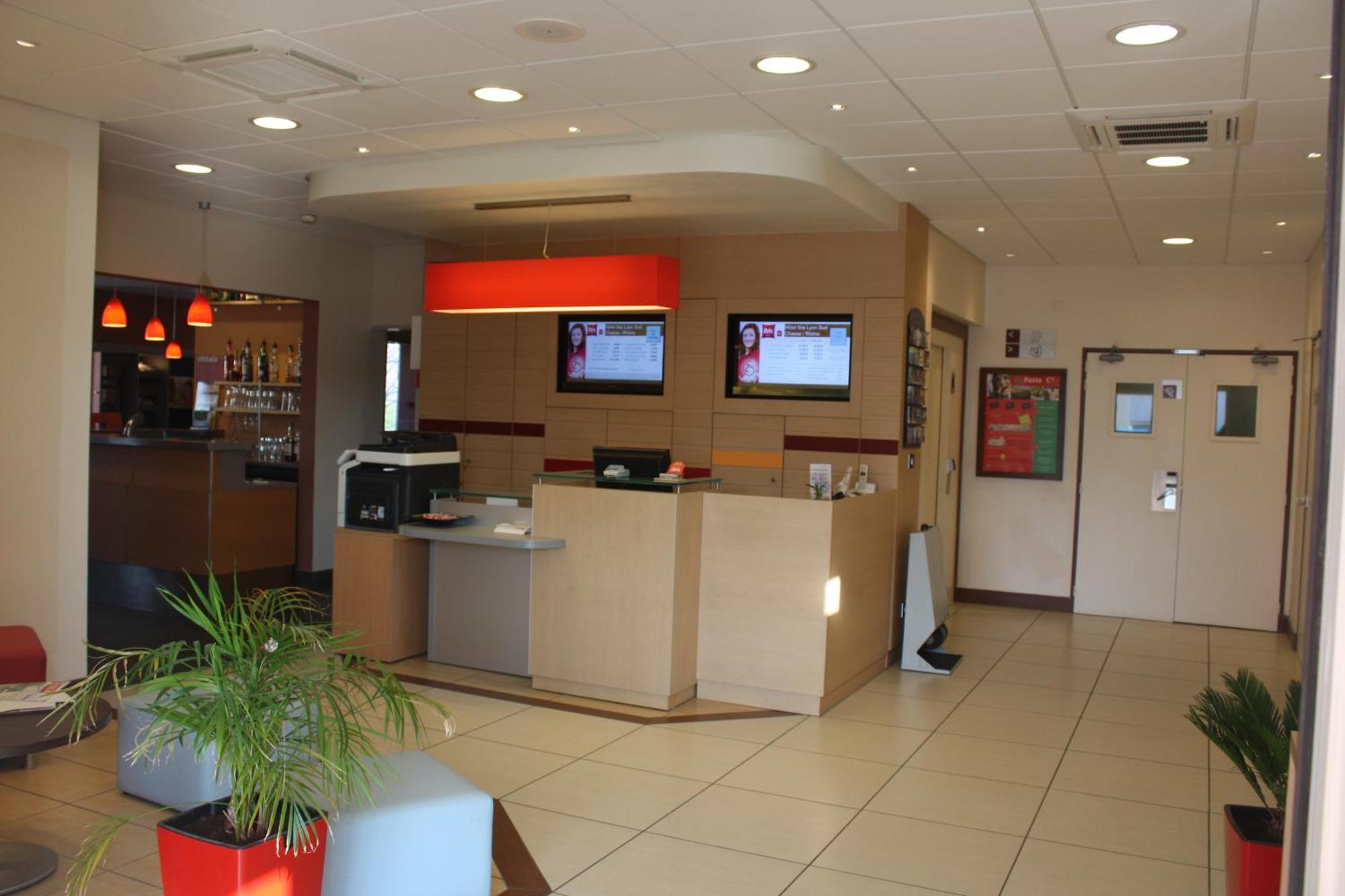 Hotel Ibis Lyon Sud Chasse Sur Rhone Esterno foto