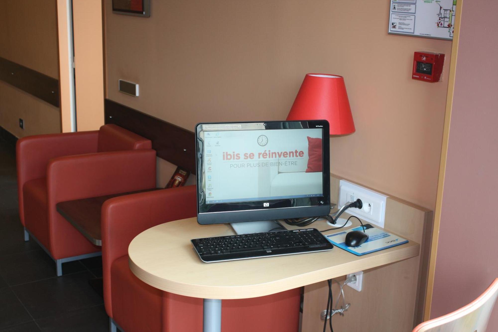 Hotel Ibis Lyon Sud Chasse Sur Rhone Esterno foto