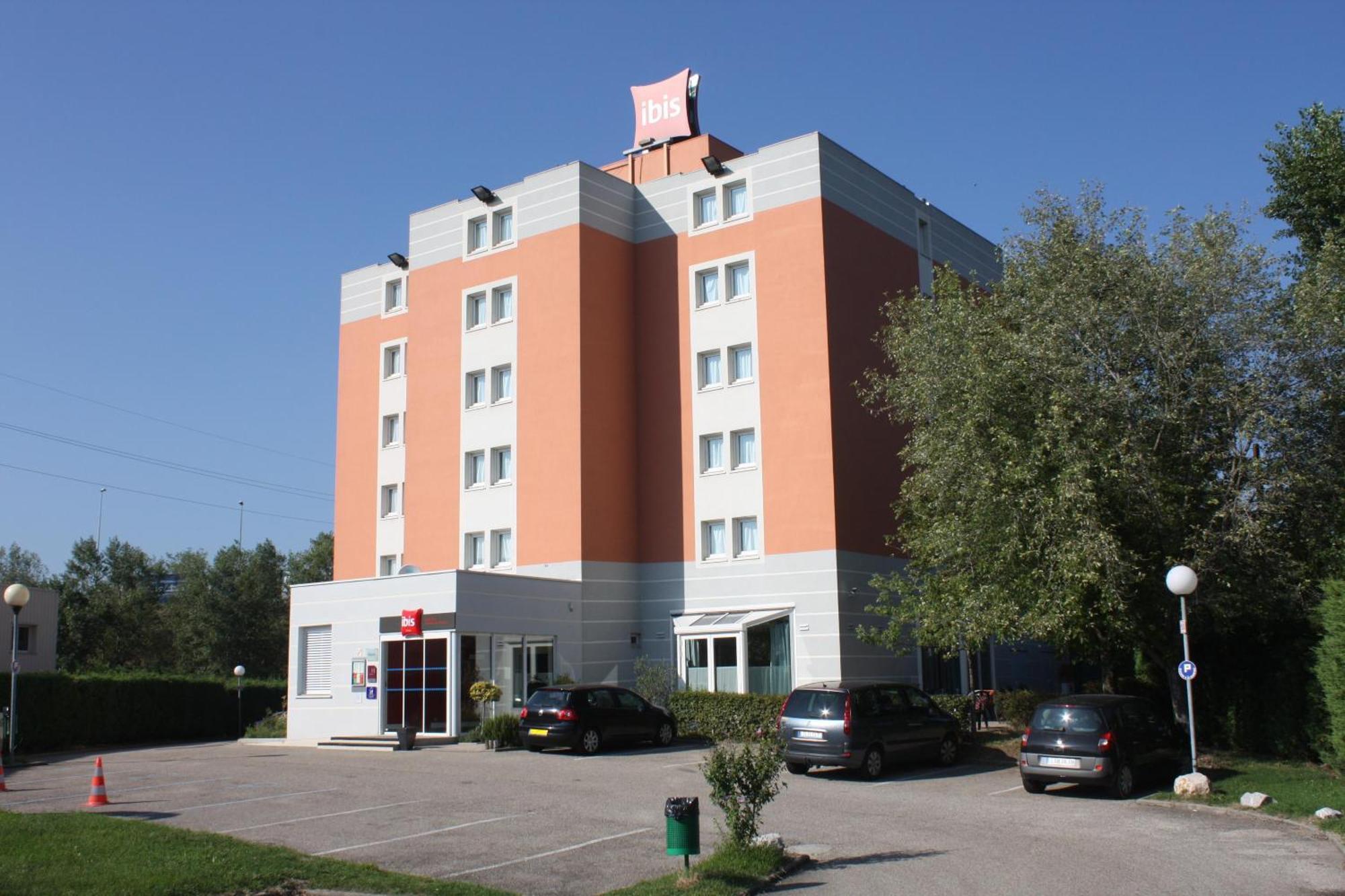 Hotel Ibis Lyon Sud Chasse Sur Rhone Esterno foto