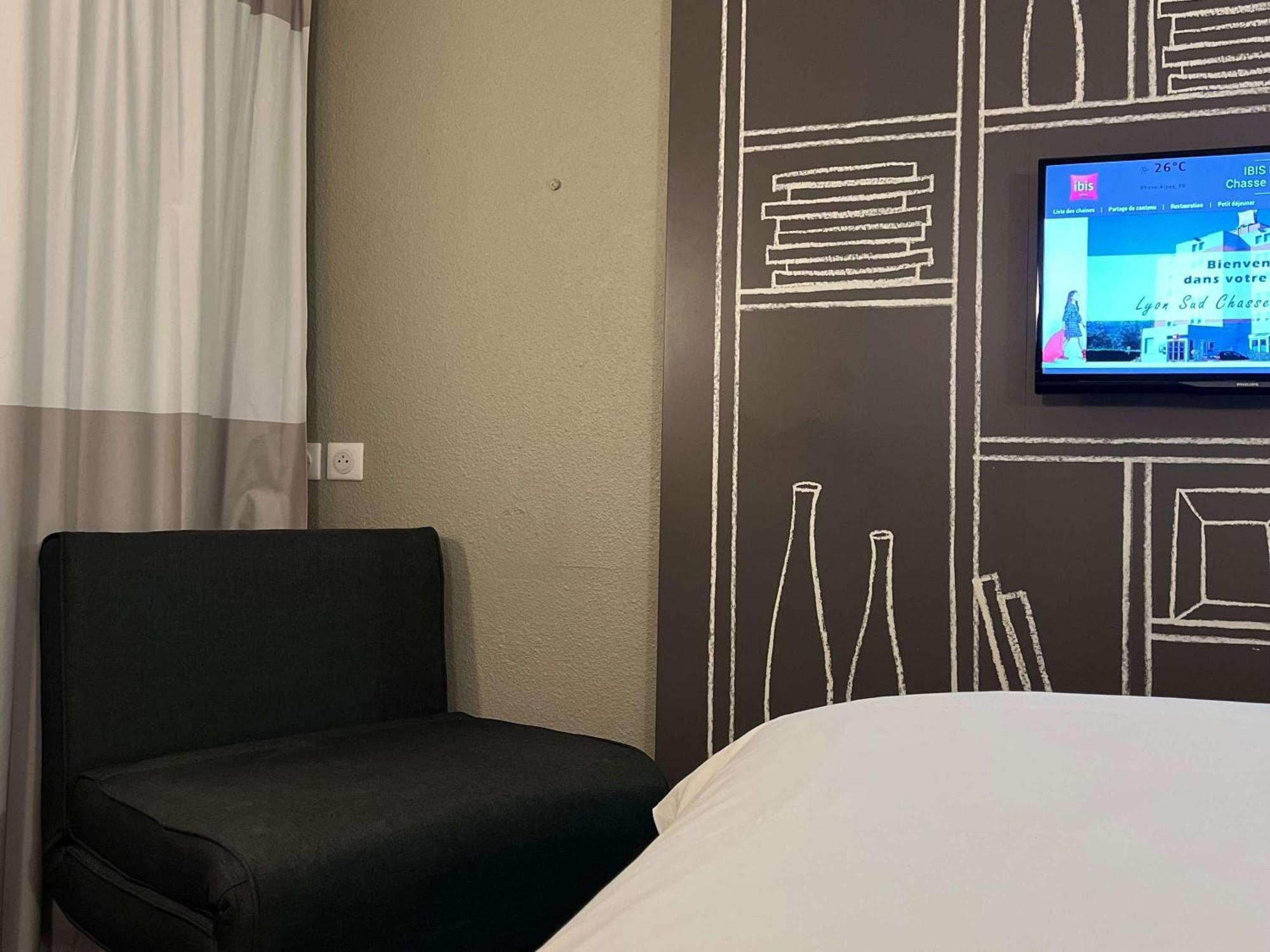 Hotel Ibis Lyon Sud Chasse Sur Rhone Esterno foto